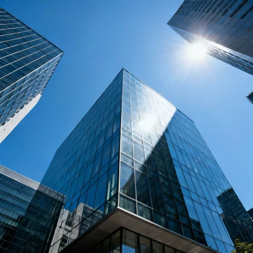 现代玻璃幕墙建筑，造型简洁，透视角度清晰，光影对比明确，蓝天背景