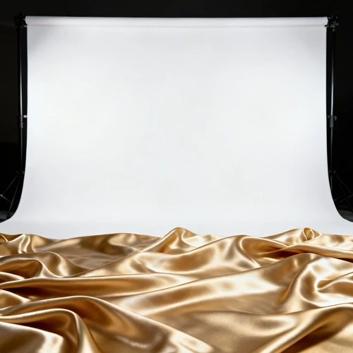 丝绸布料，香槟金色，柔软褶皱，光泽感强，纯白背景，铺在底部