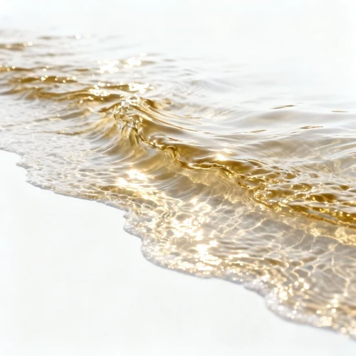 水波纹理，波光粼粼，浅金色反光，动态瞬间，纯白背景，俯视拍摄