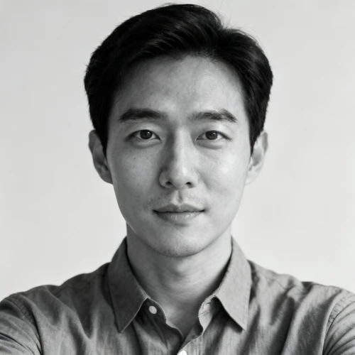 原始人像图：穿着衬衫的半身自拍照，光线均匀，表情自然