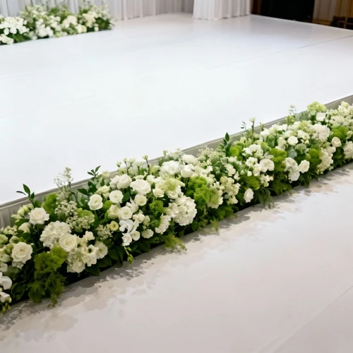 舞台边缘花艺装饰，低矮的长条形花丛，白绿配色，优雅大方，白色背景，俯视拍摄