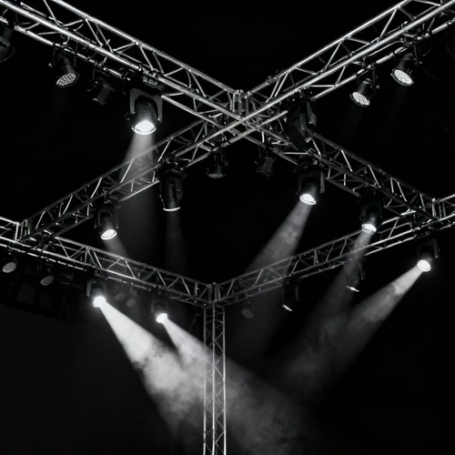 顶部金属桁架结构，挂满聚光灯和光束灯，黑色金属质感，黑色背景，仰视拍摄