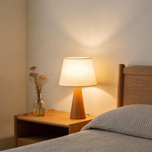 灯光参考：暖色调室内氛围图，床头台灯漫射光效果