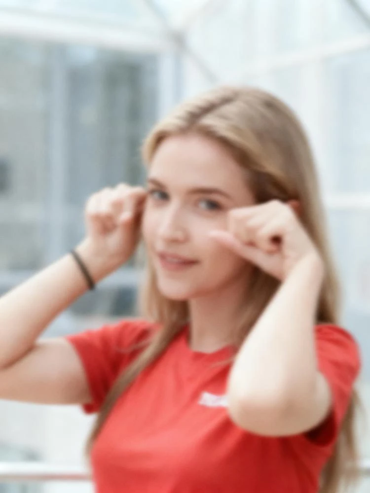 人物模糊图像转化为高清画面前示例照片