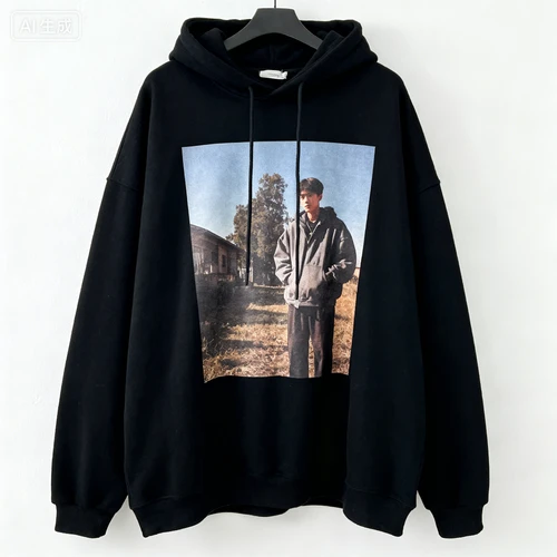 黑色连帽卫衣，Oversize版型，胸前印花清晰，挂拍，白色背景