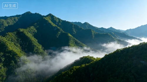 连绵青山，绿色植被覆盖，云雾缭绕，蓝天背景，远景拍摄，层次分明